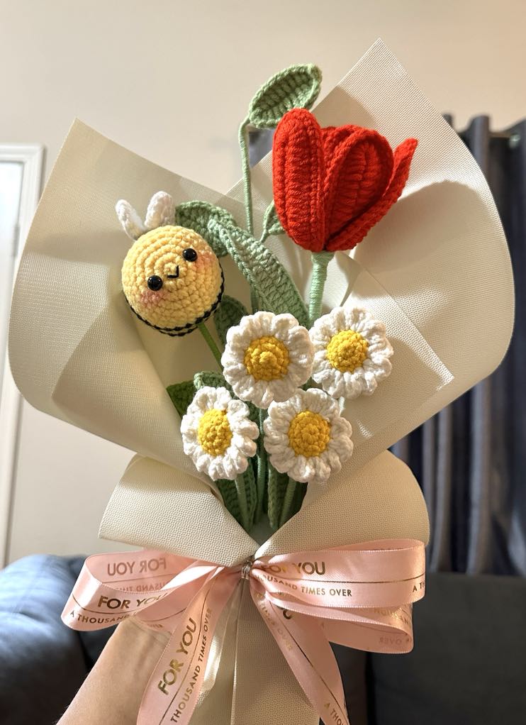 Crochet Bee Flower Bouquet